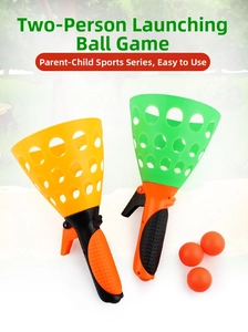 Détail de deux lanceurs de balles colorés en plastique avec trois balles oranges