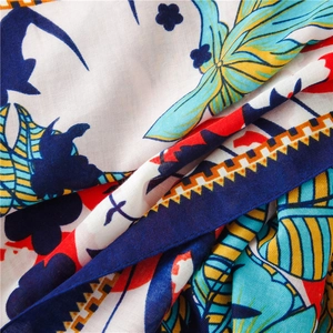 Vue détaillée du motif floral ethnique sur châle de plage en coton et lin doux