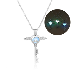 Luminous heart-shaped key necklace with wings and glow-in-the-dark stone in silver