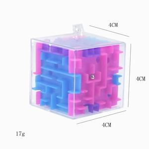 Detailed view of 4cm 3D puzzle cube maze toy showing compact size and 17g weight