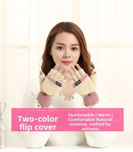 Vue détaillée des gants tricotés beige et rose avec bouton en bois et logo SHIPS