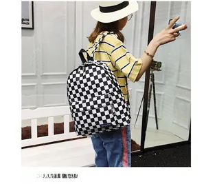 Primer plano de la mochila de nailon a cuadros blancos y negros con bolsillo frontal