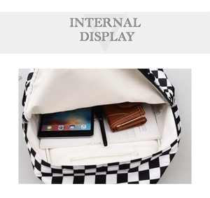 Vista interior de la mochila de nylon a cuadros blanco y negro con tableta y cartera