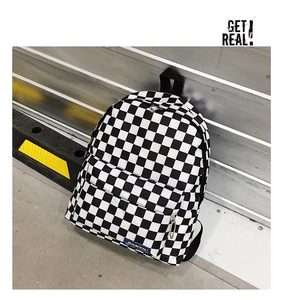 Vista detallada de la mochila de nailon a cuadros blancos y negros con bolsillo frontal