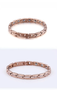 Gros plan d'un bracelet magnétique en or rose avec pierres et cristaux de zircone
