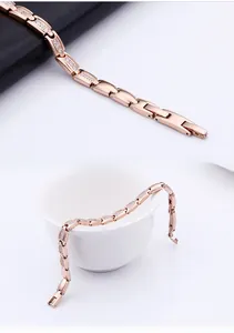 Détail du bracelet en or rose avec maillons incrustés de zircons et fermoir pliant