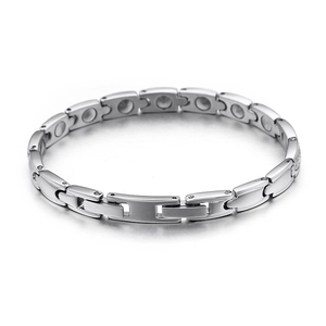 Bracelet de santé en acier inoxydable argenté avec éléments magnétiques sur fond blanc