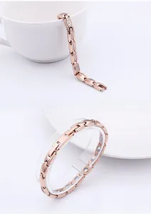 Détail du bracelet de magnétothérapie en or rose avec zircones et maillons rectangulaires