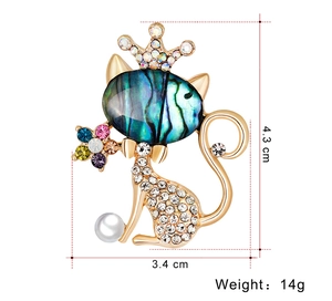 Guide des tailles de broche chat avec nacre et strass mesurant 4,3 cm par 3,4 cm