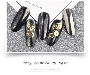 Détails macro d'ongles œil-de-chat noirs de style steampunk avec engrenages dorés