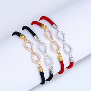 Dettaglio di braccialetti infinity rossi e neri con cristalli su supporto bianco