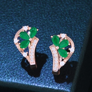 Orecchini a fiore in oro rosa con petali di zircone verde e accenti di diamante