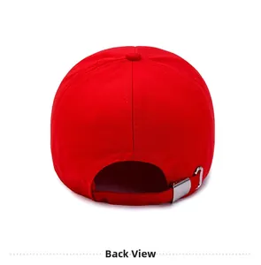 Vista posteriore del cappellino da baseball rosso con fibbia in metallo regolabile