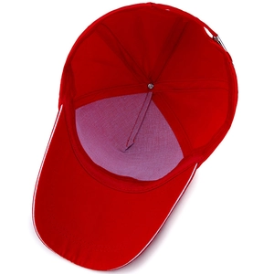 Berretto da baseball rosso classico con visiera sandwich bianca e cinturino regolabile