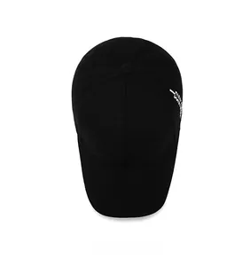 Vue de dessus d'une casquette de baseball en coton noir avec broderie blanche sur le côté