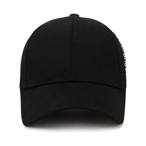 Vue de face de la casquette de baseball noire avec broderie blanche et visière incurvée