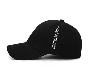 Vue latérale de la casquette de baseball noire avec lettrage blanc et visière courbée