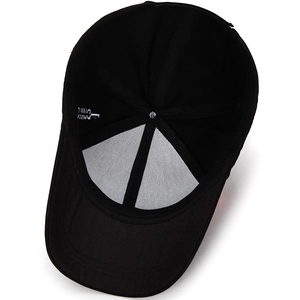 Vue intérieure d'une casquette de baseball noire montrant la structure et la broderie