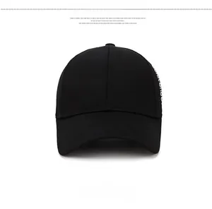 Vue de face d'une casquette de baseball noire en coton avec broderie de lettres blanches