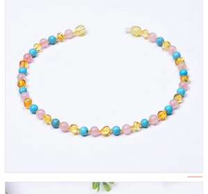 Détail du collier bébé en ambre, quartz rose et turquoise montrant le fermoir à vis sécurisé