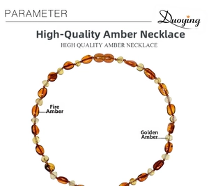 Vue détaillée du collier bébé en ambre avec perles cognac et dorées alternées