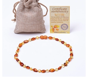 Collier en ambre de la Baltique pour enfants avec certificat d'authenticité et pochette en lin