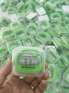 Vista macro del contapassi in silicone verde neon in confezione regalo trasparente
