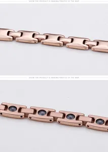 Détails du bracelet magnétique en or rose montrant les maillons en H et les aimants