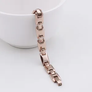 Bracelet à maillons en acier inoxydable or rose suspendu à une tasse en porcelaine