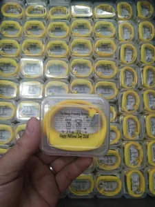 Dettaglio del contapassi in silicone giallo in confezione di plastica quadrata
