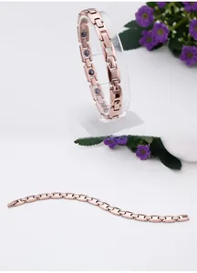 Détail du bracelet de magnétothérapie en titane or rose avec pierres énergétiques