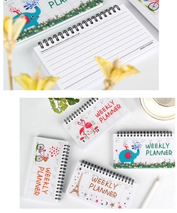 Dettaglio delle pagine del planner settimanale e quattro quaderni a spirale