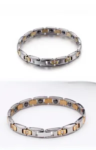 Dettaglio del bracciale magnetico bicolore in acciaio con cristalli incastonati