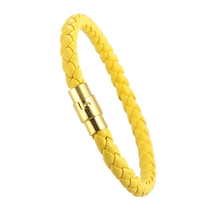 Geflochtenes gelbes Lederarmband mit goldenem Magnetverschluss auf weißem Hintergrund