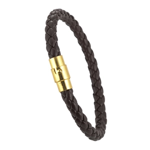 Detail eines dunkelbraunen geflochtenen Lederarmbands mit goldenem Magnetverschluss