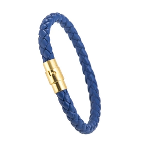 Nahaufnahme von blauem geflochtenem Lederarmband mit goldenem Magnetverschluss
