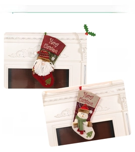 Détail de chaussettes de Noël avec figurines 3D Père Noël et Bonhomme de neige et boucles
