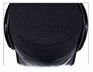 Dettaglio del cappello invernale nero con tessuto a rombi e bordo in pelliccia