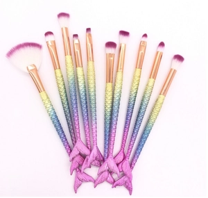 Dettaglio di 11 pennelli trucco sirena con setole viola e manici sfumati colorati