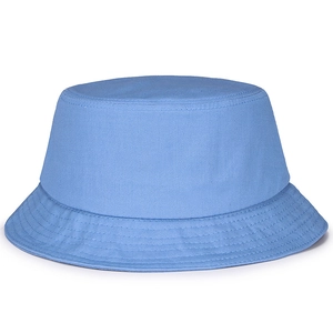 Cappello da pescatore azzurro in tela di cotone con tesa strutturata e cuciture tono su tono