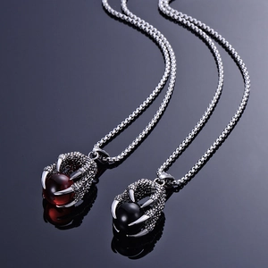 Collier pour homme avec pendentif griffe de dragon en acier et perles noires et rouges