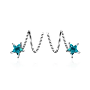 Pendientes de plata con doble espiral y piedras azules en forma de estrella, fondo blanco