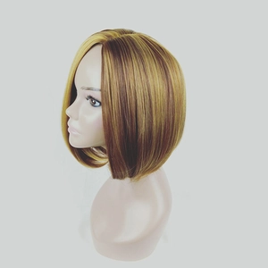 Detailansicht der blonden Bob-Perücke mit Highlights und feiner Haarstruktur am Scheitel