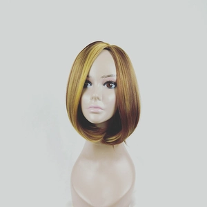 Detailansicht der kurzen Bob-Perücke mit braun-blonden Highlights auf einem Kopf