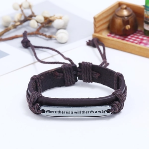 Bracelet vintage en cuir tressé marron foncé avec plaque en métal gravée