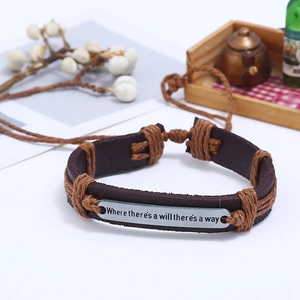 Détail du bracelet en cuir tressé avec plaque argentée gravée Where there's a will there's a way