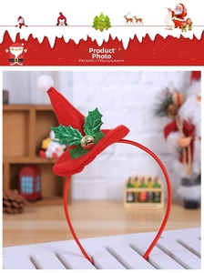 Detailansicht eines roten Weihnachts-Haarreifens mit Nikolausmütze, Stechpalme und Glocke