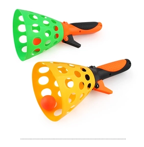 Vue détaillée de lanceurs de balles en plastique coloré pour le jeu d'extérieur