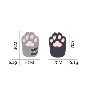 Cute cat paw enamel brooches in grey and black colors with size and weight measurements