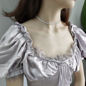Collana girocollo tennis in argento con zirconi brillanti indossata dalla modella